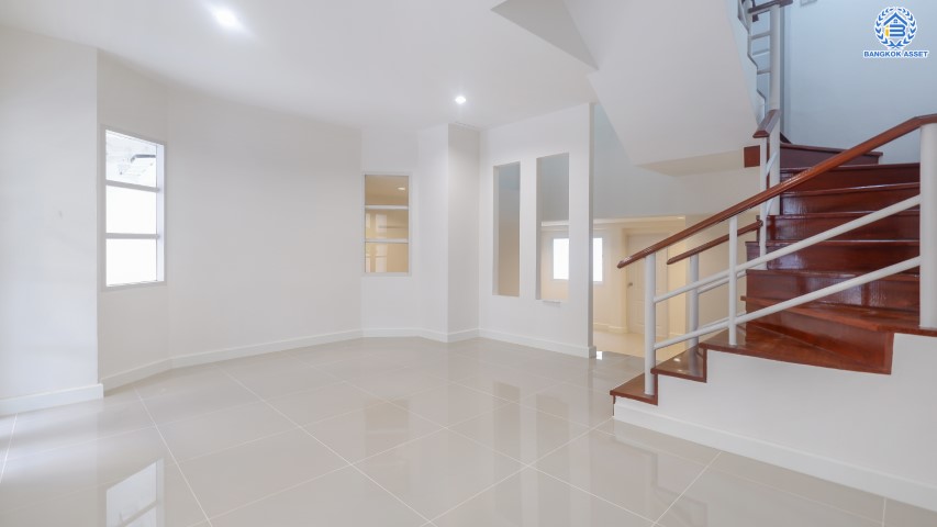 บ้านมือสองตกแต่งใหม่ ม.เศรณี สรงประภา-ดอนเมือง บนเนื้อที่ 30.3 ตร.ว. ฟังก์ชัน 4 ห้องนอน 3 ห้องน้ำ 1 ที่จอดรถ ทาวน์เฮ้าส์ส่วนตัว หลังบ้านไม่ติดใคร ราคาคุ้มสุดในย่านนี้! ใกล้สนามบินดอนเมือง, ทางด่วน "ศรีสมาน" และรถไฟฟ้าสายสีแดง "สถานีดอนเมือง"